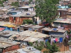 Крыши посёлка Соуэто, пригород Йоханнесбурга